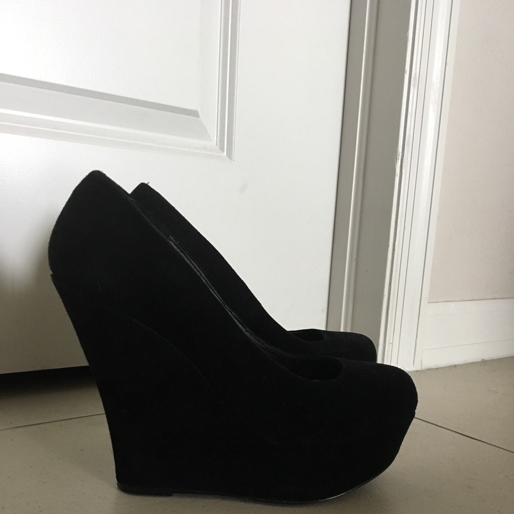 Steve Madden Black Suede Pumps